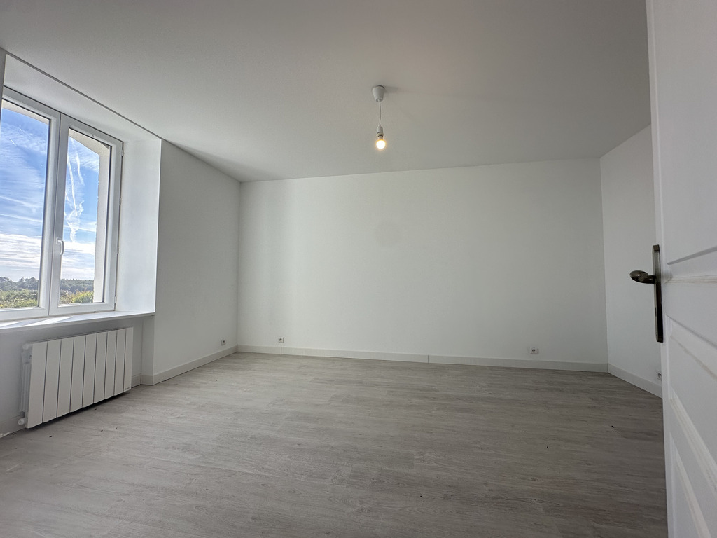 Querrien- Caractère & Luminosité Pour Cette Maison En Pierre Entièrement Rénovée de 150 m² avec Jardin & Vue Dégagée !