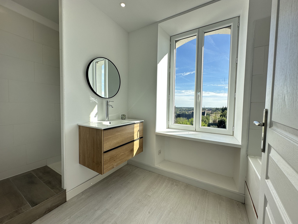Querrien- Caractère & Luminosité Pour Cette Maison En Pierre Entièrement Rénovée de 150 m² avec Jardin & Vue Dégagée !