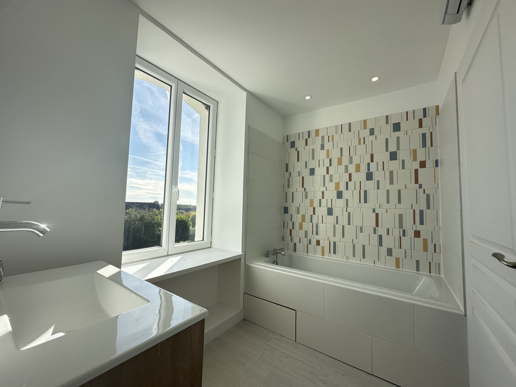 Querrien- Caractère & Luminosité Pour Cette Maison En Pierre Entièrement Rénovée de 150 m² avec Jardin & Vue Dégagée !