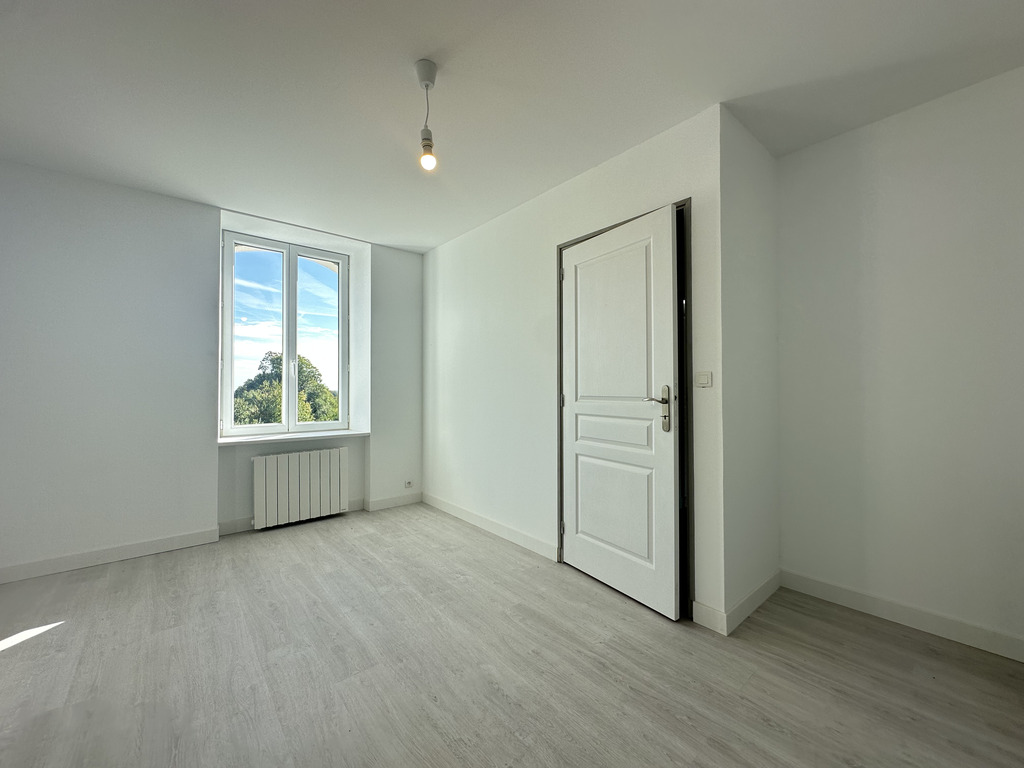 Querrien- Caractère & Luminosité Pour Cette Maison En Pierre Entièrement Rénovée de 150 m² avec Jardin & Vue Dégagée !