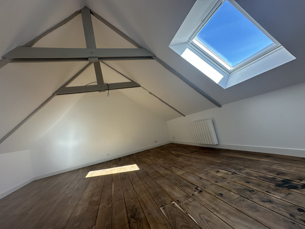 Querrien- Caractère & Luminosité Pour Cette Maison En Pierre Entièrement Rénovée de 150 m² avec Jardin & Vue Dégagée !