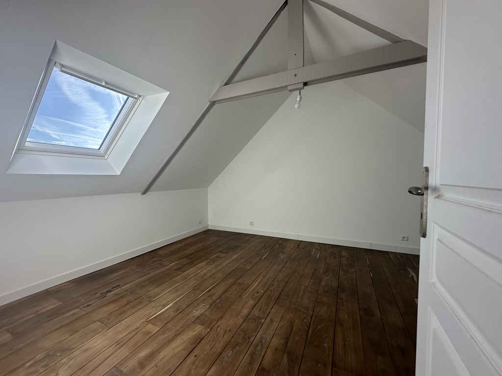 Querrien- Caractère & Luminosité Pour Cette Maison En Pierre Entièrement Rénovée de 150 m² avec Jardin & Vue Dégagée !
