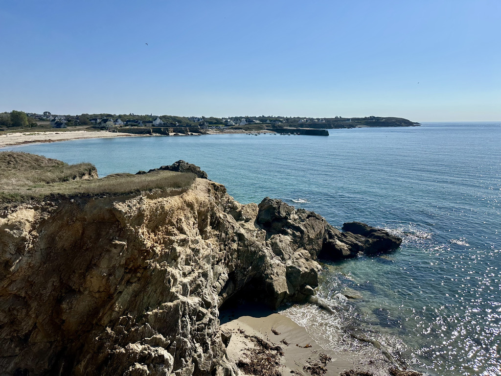 Plogoff – Deux maisons, Quatre Dépendances & un Fort Potentiel Locatif à Proximité de l’Océan