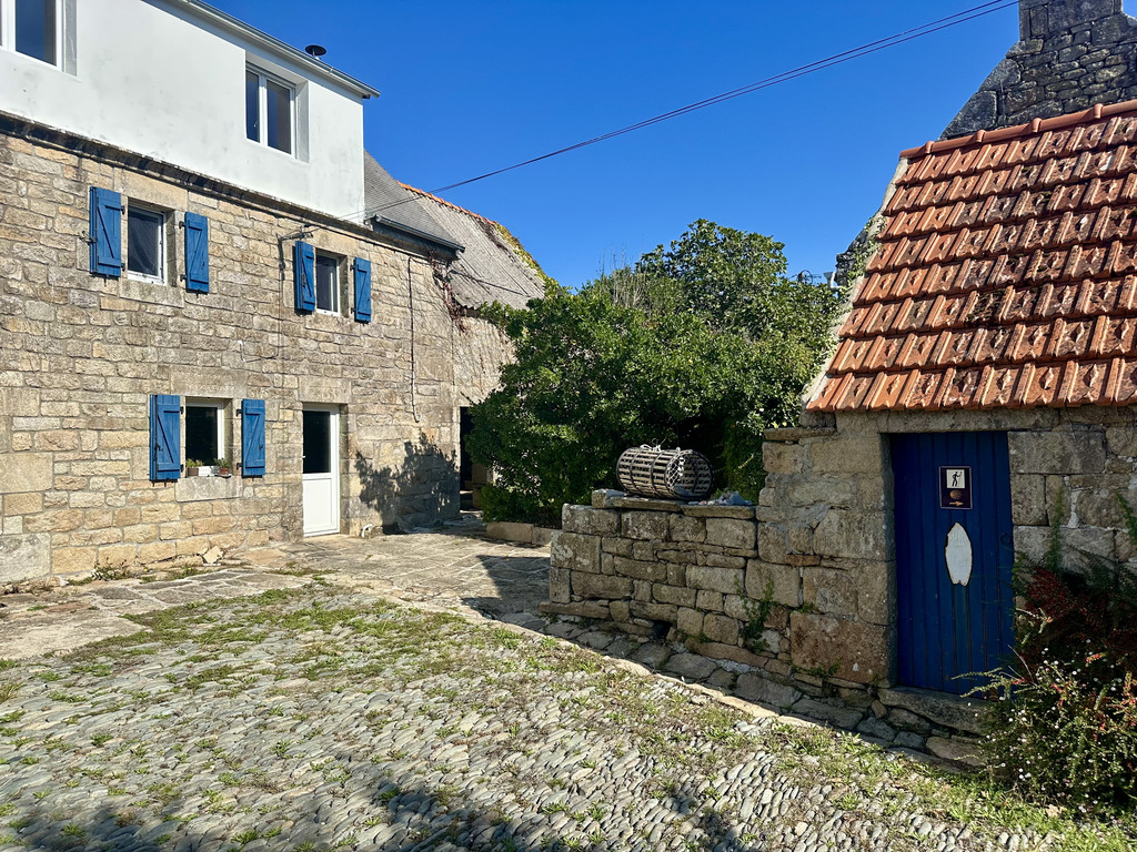 Plogoff – Deux maisons, Quatre Dépendances & un Fort Potentiel Locatif à Proximité de l’Océan