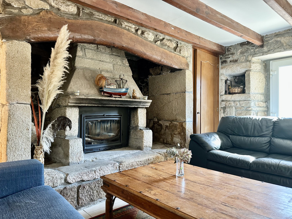 Plogoff – Deux maisons, Quatre Dépendances & un Fort Potentiel Locatif à Proximité de l’Océan