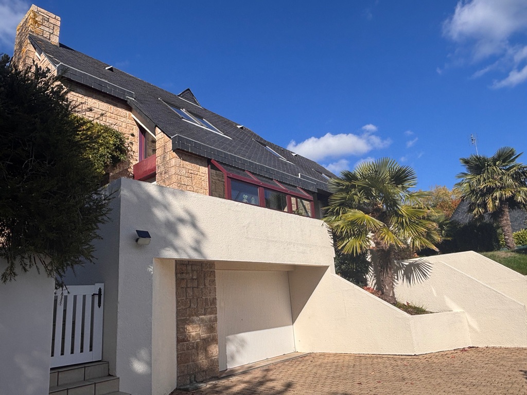 Quimper Kerfeunteun. Vaste Maison D’Architecte de 175 m² avec 5 Chambres & Jardin Clos.