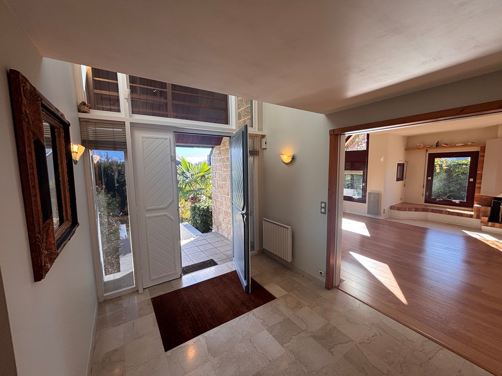 Quimper Kerfeunteun. Vaste Maison D’Architecte de 175 m² avec 5 Chambres & Jardin Clos.
