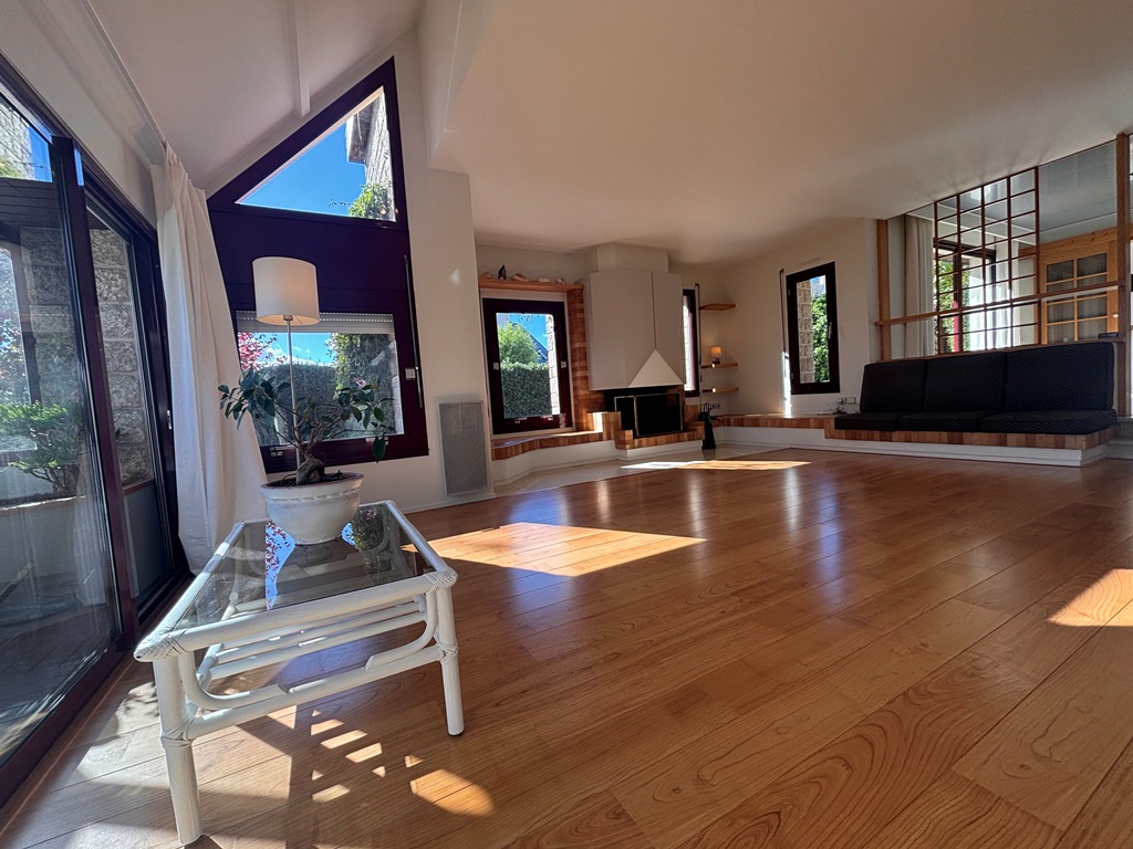 Quimper Kerfeunteun. Vaste Maison D’Architecte de 175 m² avec 5 Chambres & Jardin Clos.