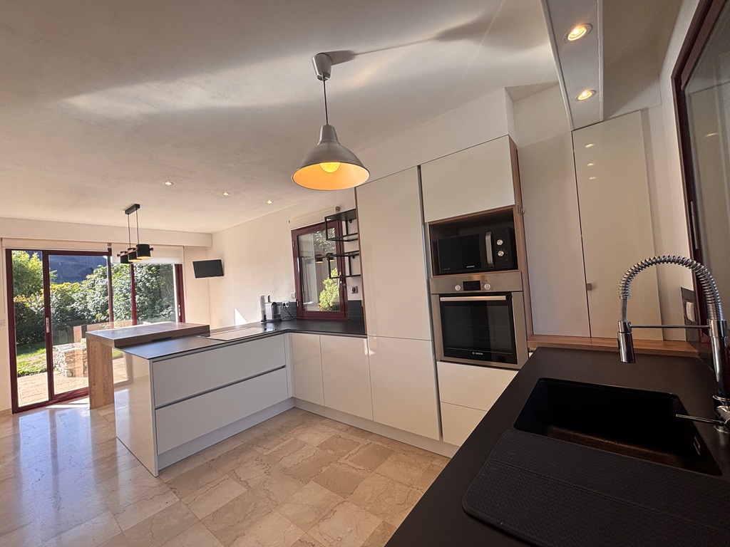 Quimper Kerfeunteun. Vaste Maison D’Architecte de 175 m² avec 5 Chambres & Jardin Clos.