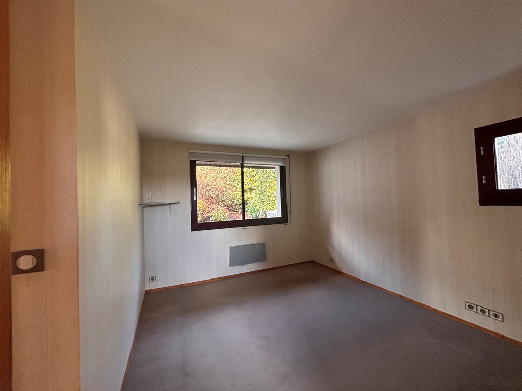 Quimper Kerfeunteun. Vaste Maison D’Architecte de 175 m² avec 5 Chambres & Jardin Clos.