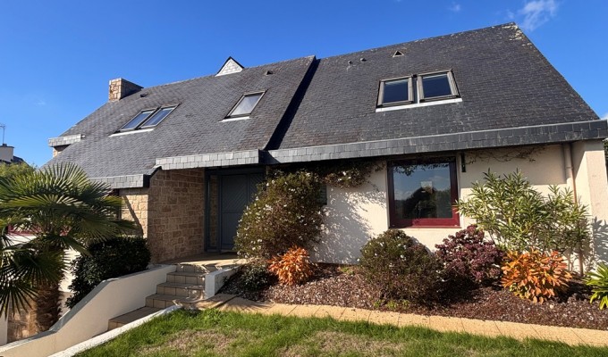 Quimper Kerfeunteun. Vaste Maison D’Architecte de 175 m² avec 5 Chambres & Jardin Clos.