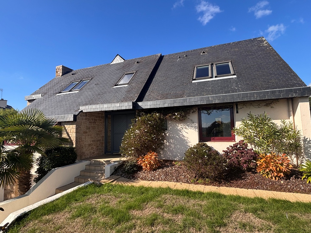 Quimper Kerfeunteun. Vaste Maison D’Architecte de 175 m² avec 5 Chambres & Jardin Clos.