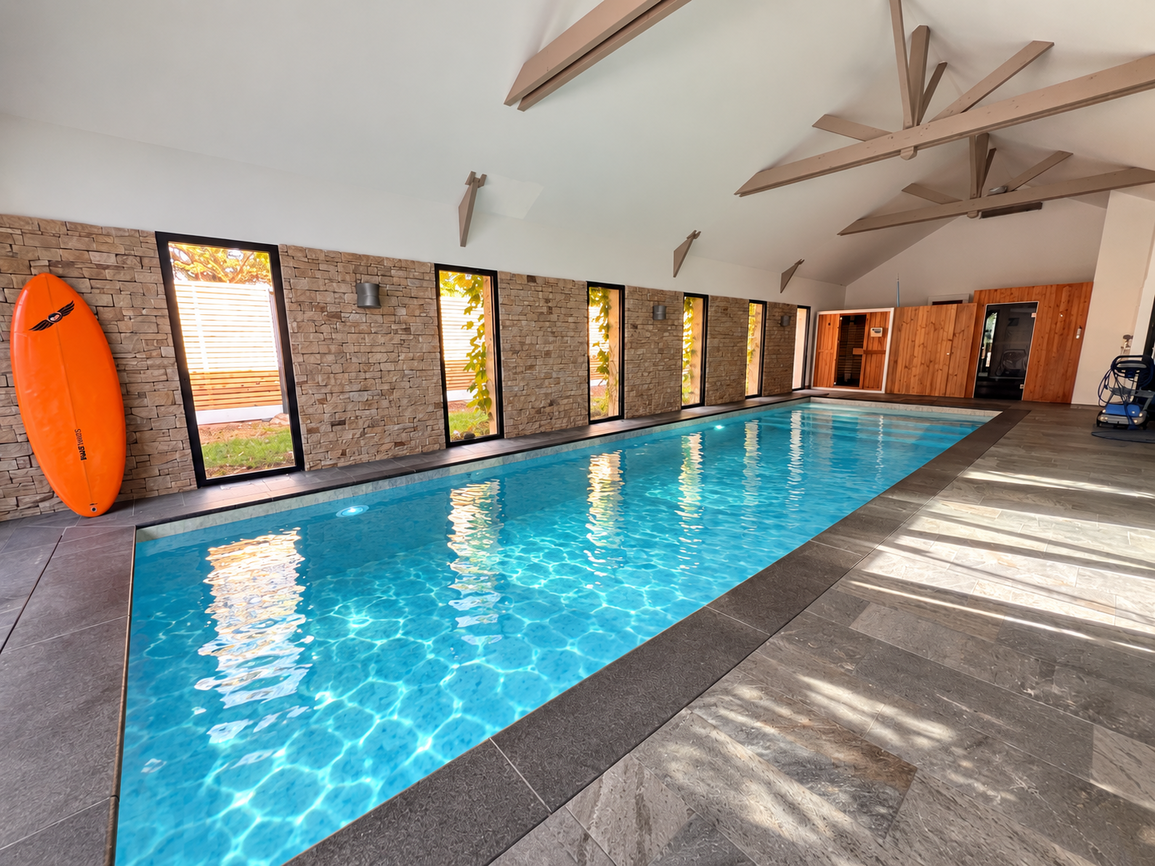 Quéven – L’Improbable Alliance de l’Ancien & du Moderne : 400 m², Piscine Intérieure & Terrain Constructible de 2 500 m²